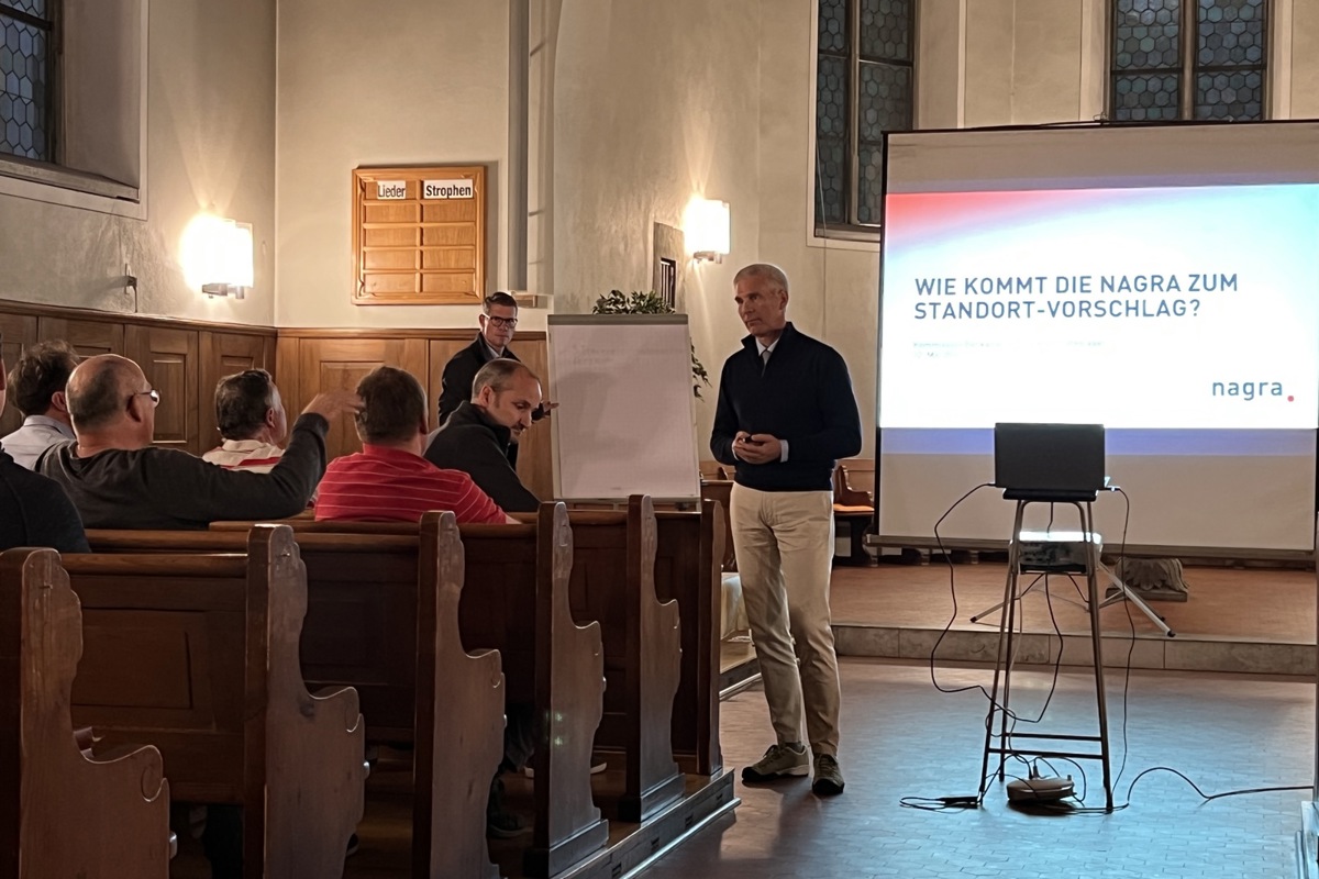 Matthias Braun (Mitte) liess sich auf Diskussionen mit der Bevölkerung ein.