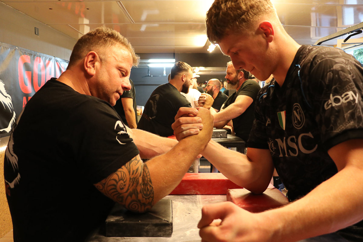 Patrick Wickli (links) traininiert mit Jung-Armdrücker Nils Modre (rechts)