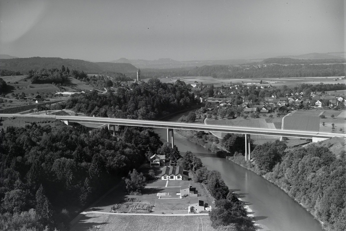 So präsentiert sich die Weinlandbrücke kurz nach ihrer Eröffnung 1958 in der Landschaft.