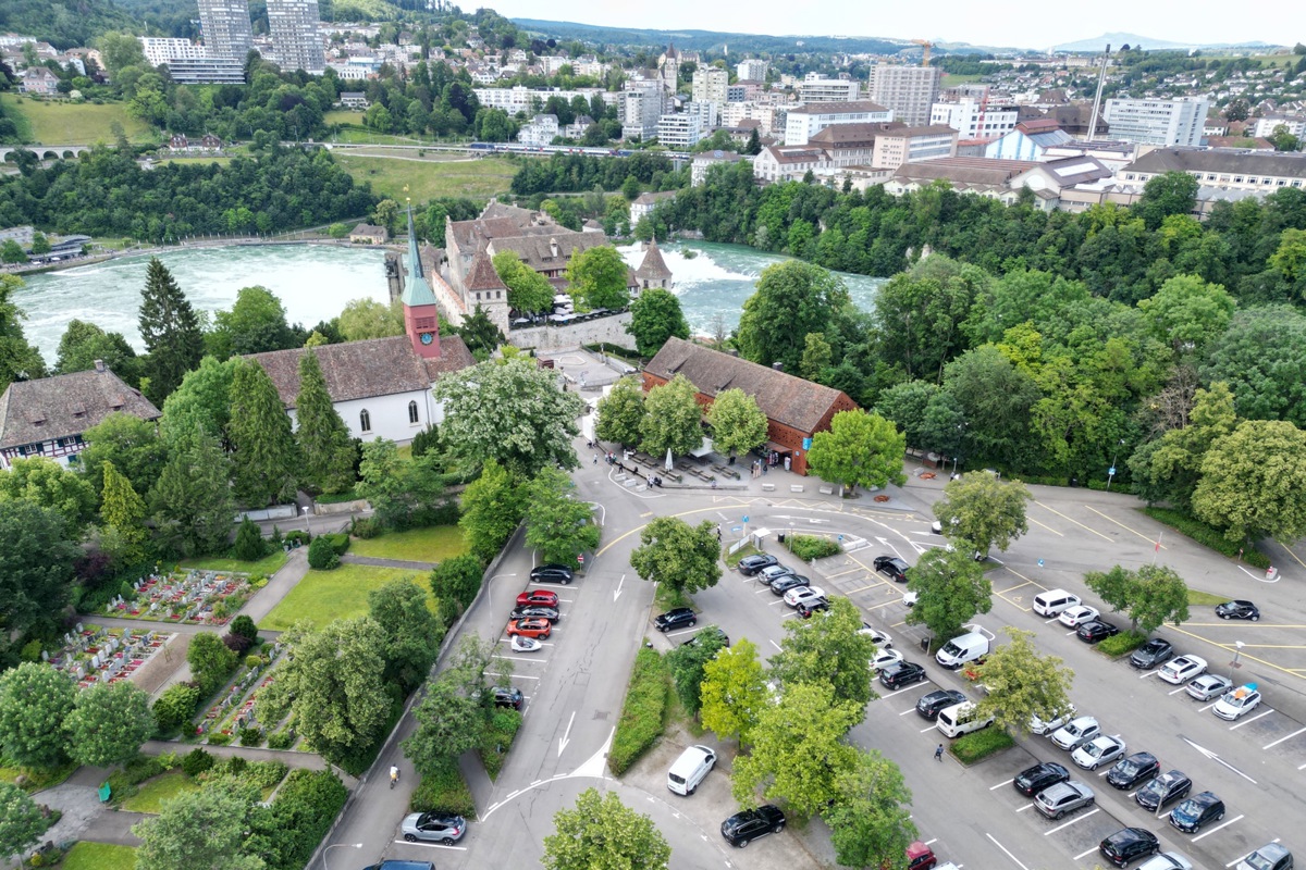 Beliebte Ausflugsziele: Rheinfall und Schloss Laufen. Das Besucherzentrum ist im rostbraunen Gebäude mit auffälliger Fassade (rechts) angesiedelt.