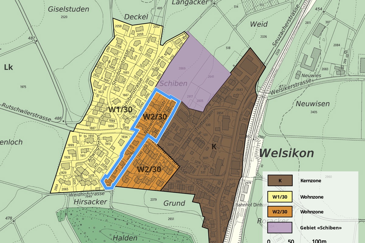 Das blau umrandete Gebiet in Welsikon soll von einer Wohnzone 1 zur Wohnzone 2 werden. Etwa die Hälfte der Gebäude darin stammt aus den 2010er-, die andere aus den 70er-Jahren. Das würde laut der Gemeinde eine spätere Einzonung des Gebiets «Schiben» möglich machen, die bereits in den Richtplänen verankert ist.