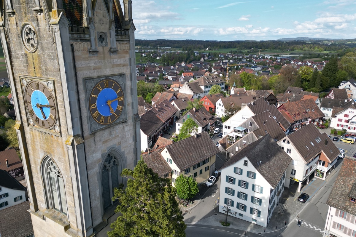 Die Zeiger stehen auf Abschied: Das Bezirksgericht Andelfingen (Haus zwischen Volg und Kirche) schickt den Mann ins Gefängnis und verbannt dessen Frau.