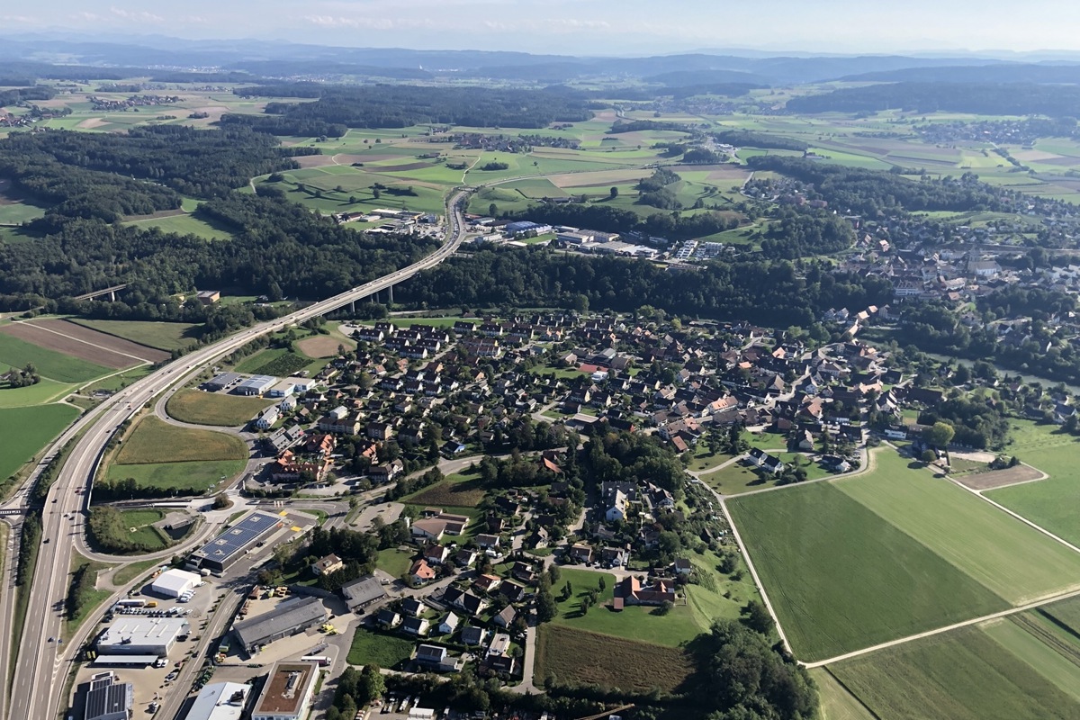 Die A4 verläuft bei Kleinandelfingen seit 2010 vierspurig