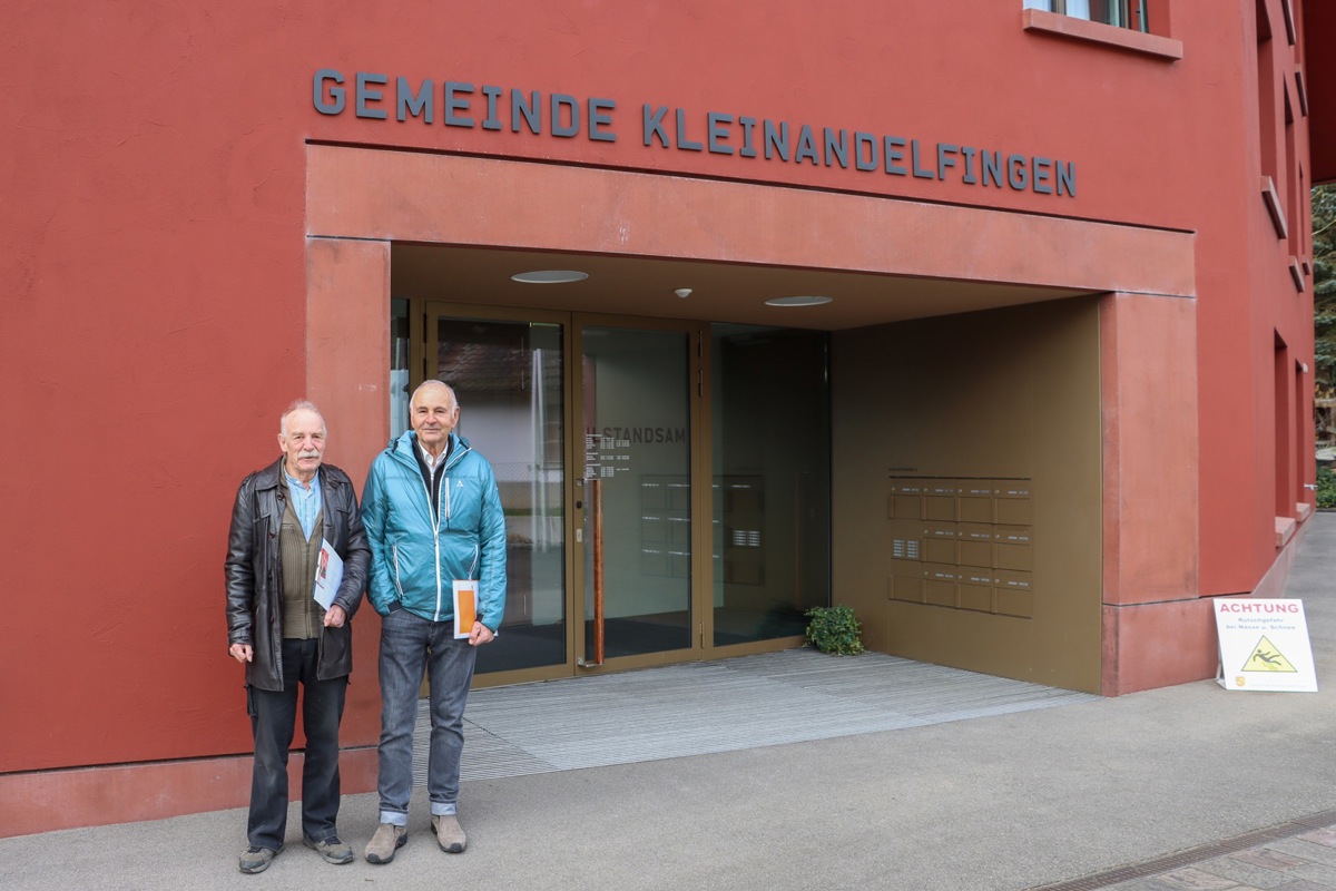 Fritz Griesser (links) und René Meister verlangen auf der Kanzlei den Baurechtsentscheid für die Antenne.