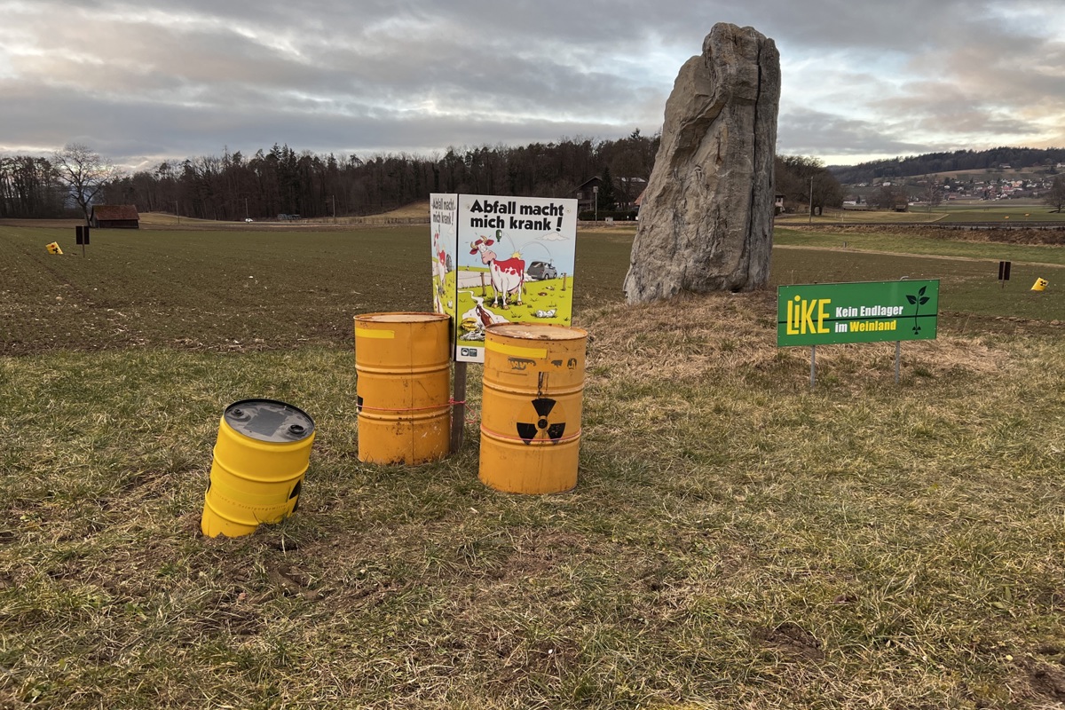 Botschaft mit Signalwirkung: Fässer beim Hinkelstein. Hinter dem Wald ist der neue Standort für die Oberflächenanlage