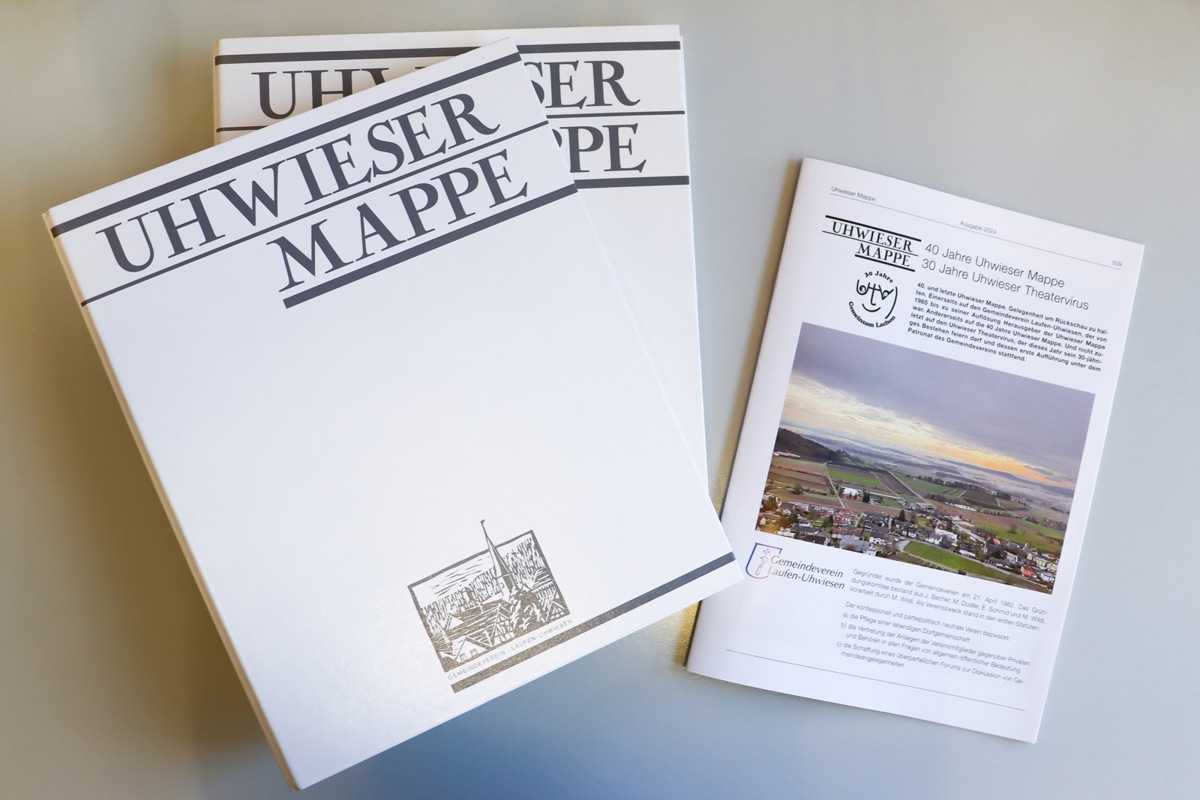 Zwei prall gefüllte Ordner sind in den 40 Jahren entstanden, in denen engagierte Einwohnerinnen und Einwohner für die «Uhwieser Mappe» geschrieben haben. Rechts die aktuelle und letzte Ausgabe als Heft.