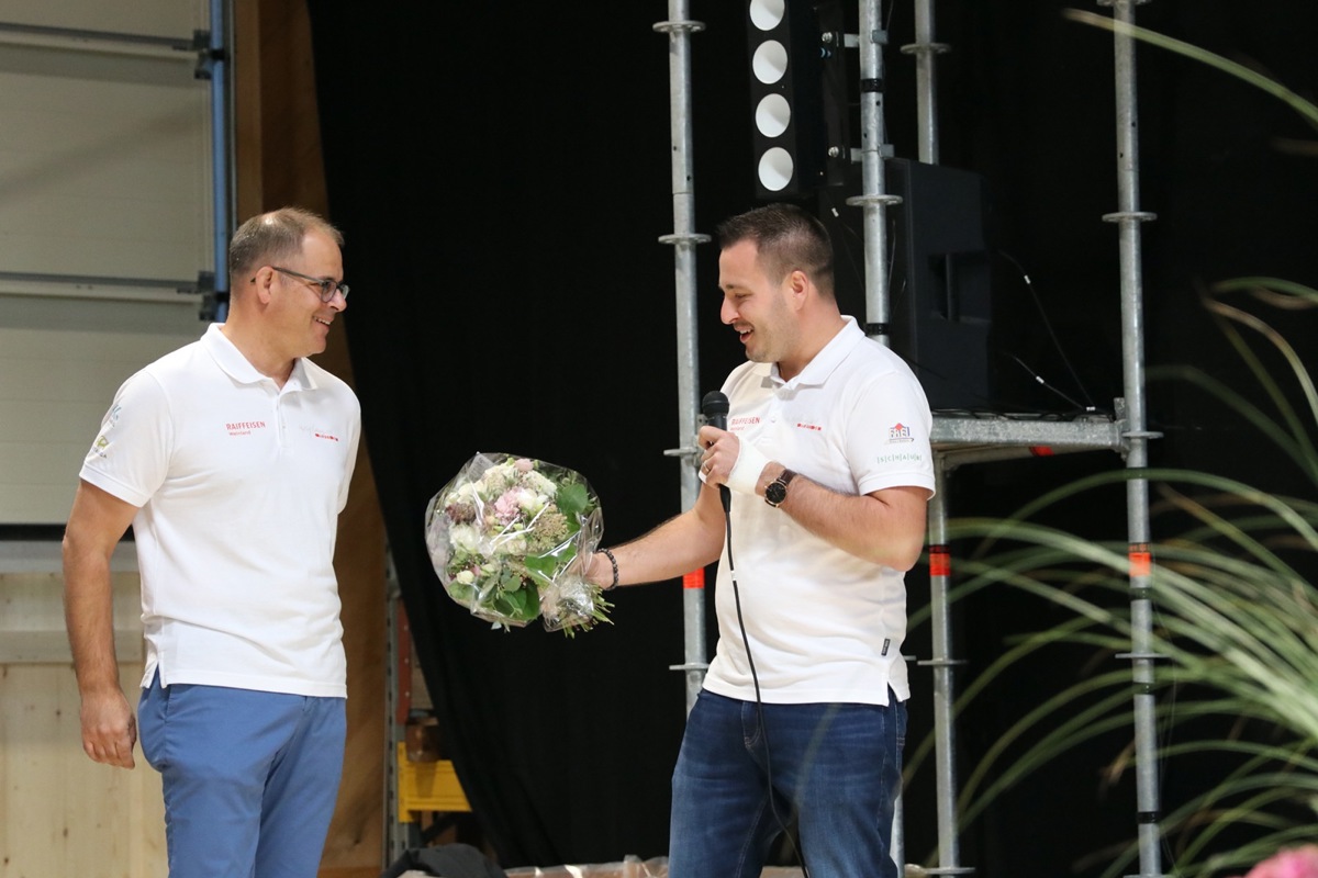 Fürs Auswendiglernen der Rede habe die Zeit nicht mehr gereicht: OK-Präsident Martin Schaub an der Eröffnung. Die Blumen, die er danach von Reto May erhielt, …