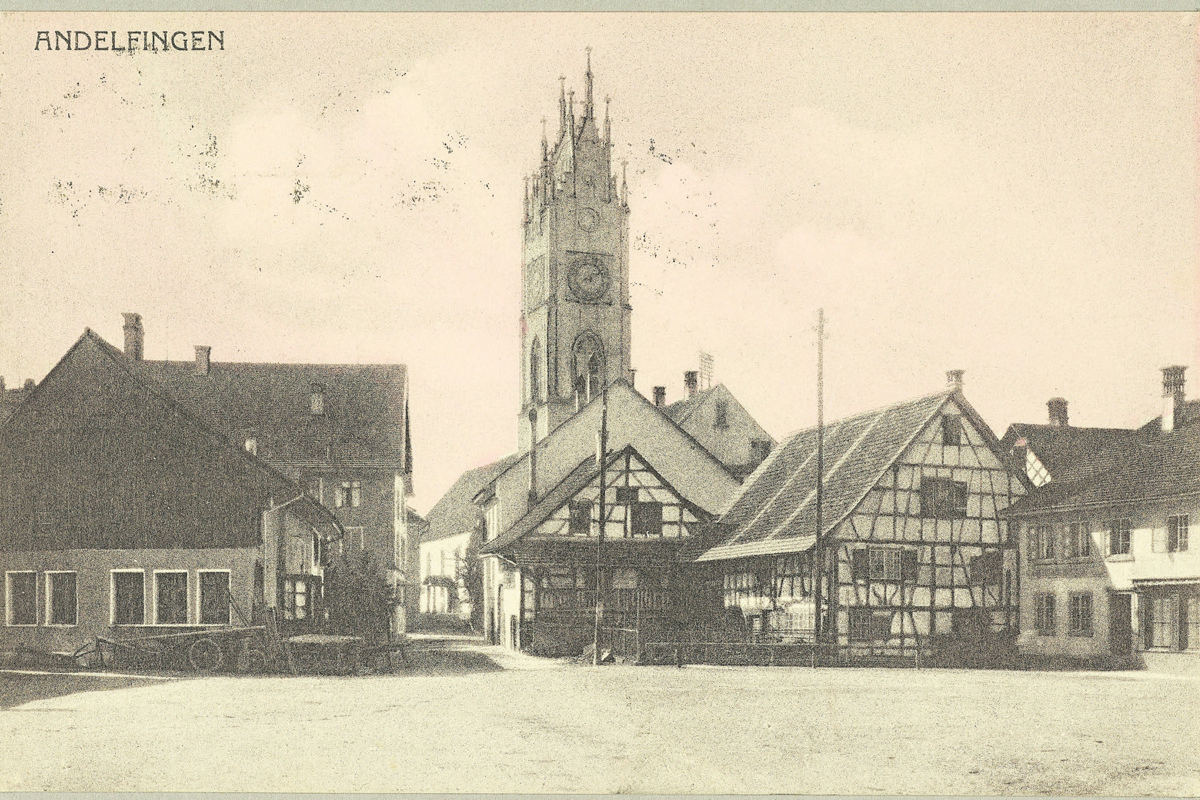 Der Marktplatz um 1921. Das Wirtschaftsgebäude links im Bild wurde abgerissen, auf seiner Grundfläche steht heute die Papeterie, die Gebäudepartie rechts wich in den 70er-Jahren dem neuen Wohn- und Verwaltungsgebäude.