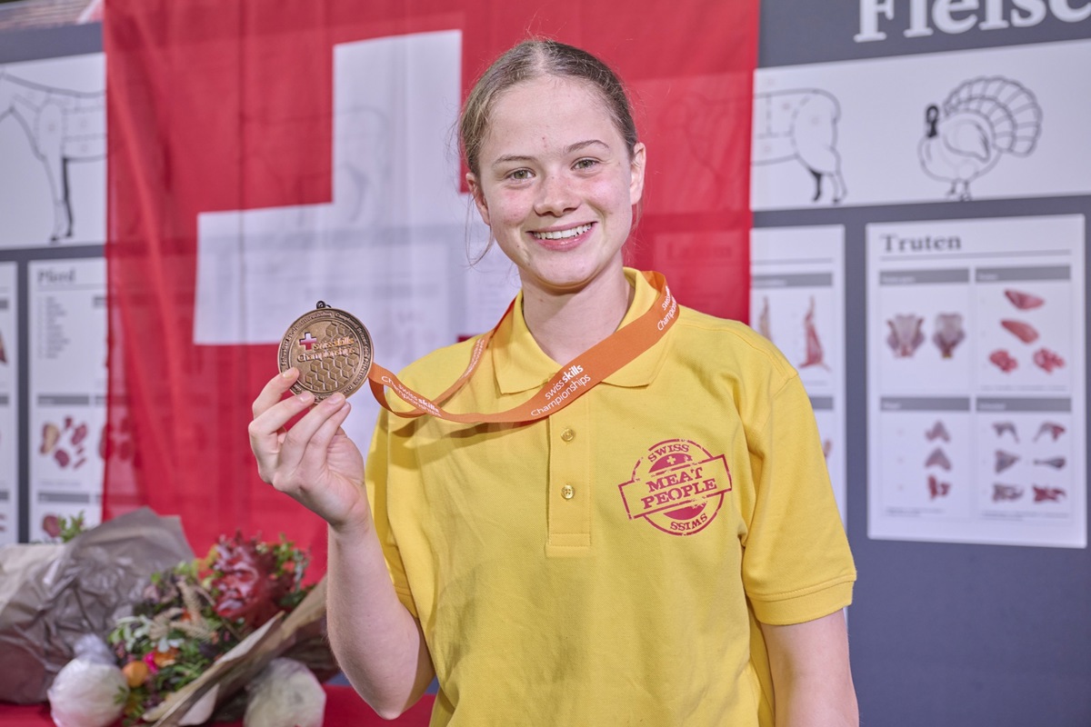 Neben ihrem dritten Platz in der Gesamtwertung der Schweizer Meisterschaften gewann Leonie Werner die zwei Kategorien «Ausbeinen und Feindressur» und «Herrichten einer kalten Platte».