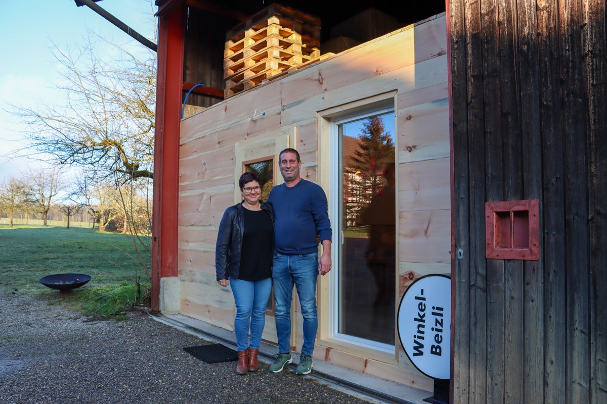 Conny und Patrick Meier am vergangenen Freitag vor ihrem neuen Lokal. Pünktlich zur Eröffnung werde das Schild montiert sein, versicherte Patrick Meier.