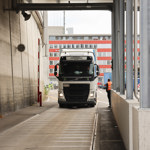 1810 X Auf Der Waage Wird Das Gewicht Des LKW Gemessen, An Der Decke Ist Der Sogenannte «Profiler» Installiert. Er Misst Die Dimensionen Des Fahrzeugs Aus Und Erstellt Ein 3D Modell.