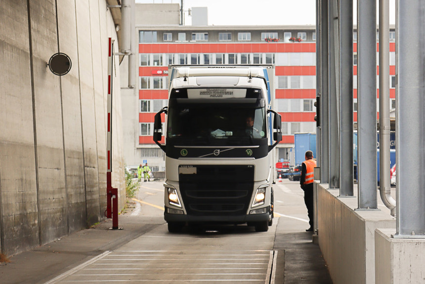 1810 X Auf Der Waage Wird Das Gewicht Des LKW Gemessen, An Der Decke Ist Der Sogenannte «Profiler» Installiert. Er Misst Die Dimensionen Des Fahrzeugs Aus Und Erstellt Ein 3D Modell.