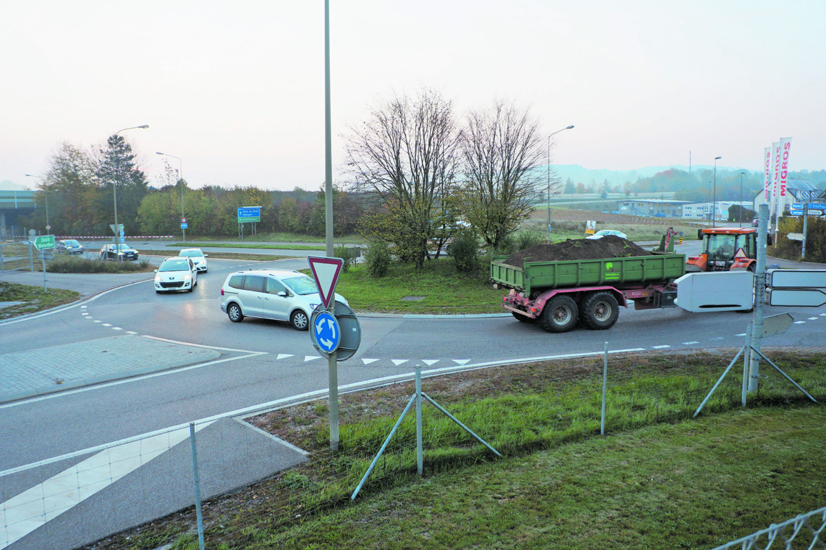 Beton statt Asphalt: Die Kreisel und Autobahnanschlüsse in Kleinandelfingen (Bild) und Adlikon werden im nächsten Sommer saniert.