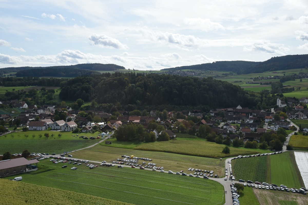 Alle Wälder des Flaachtals (im Vordergrund Flaach) bilden ab 2024 das Forstrevier Irchel-Flaachtal.