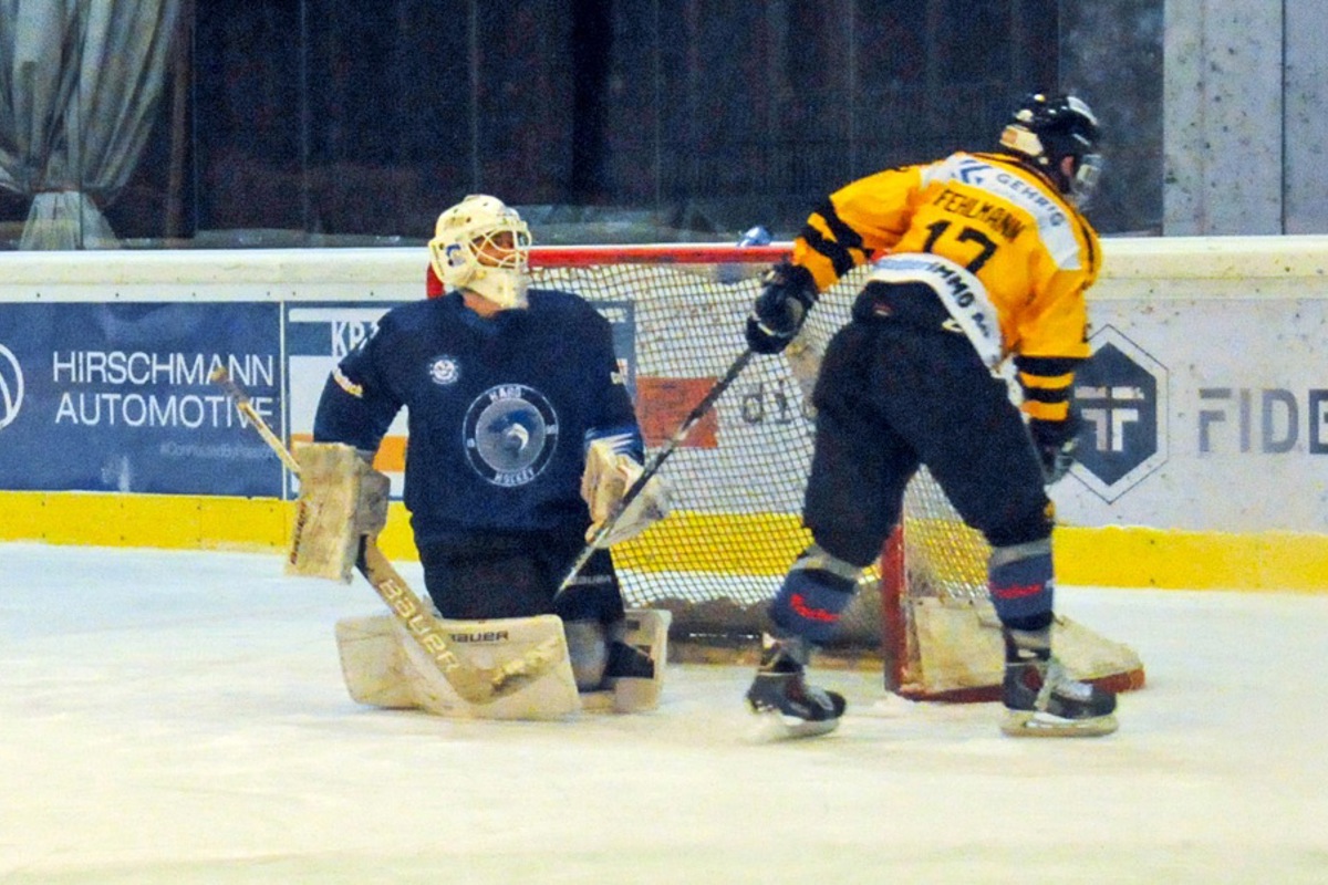 Cédric Fehlmann (rechts) entwischte den Verteidigern des EHC Hard und erzielte das letzte Saisontor des EHC Wilen-Neunforn. Es war das zwischenzeitliche 4:6 aus Sicht des EHCWN, am Ende resultierte eine 4:7-Niederlage.