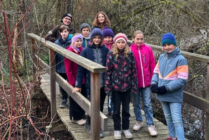 Neun Kinder haben am Zukunftstag die drei Programme Naturzentrum Thurauen, Greifvogelstation Berg am Irchel und das Orang-Utan-Schutzprogramm der Stiftung PanEco kennengelernt. Hier begleitet unsere Rangerin die Kids auf dem Erlebnisweg.