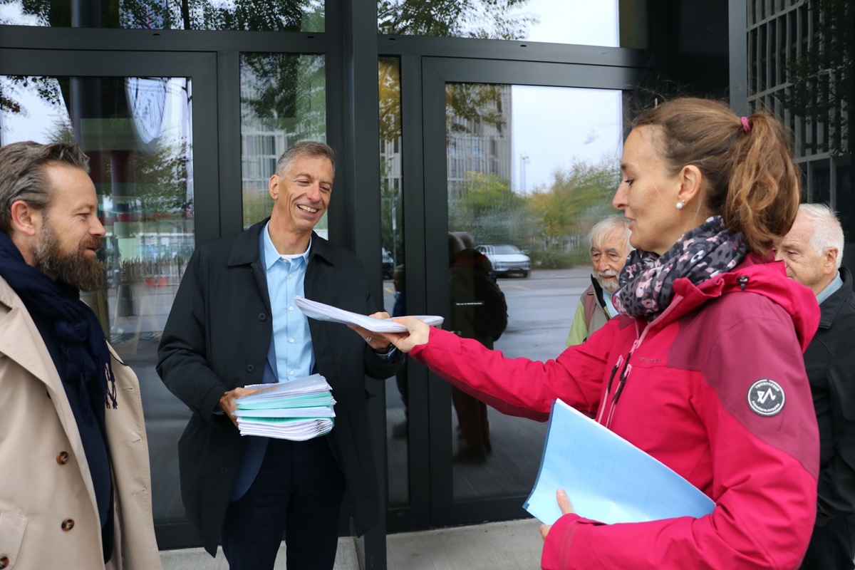 Knapp 15 Prozent der Weinländer Bevölkerung hat die Petition zum Erhalt des SBB-Schalters in Andelfingen unterschrieben.  Am letzten Freitag übergab Sonja Baumann (rechts) ihre 4768 gesammelten Unterschriften an Alberto Bottini (Mitte), Leiter Vertrieb und Services bei der SBB. 