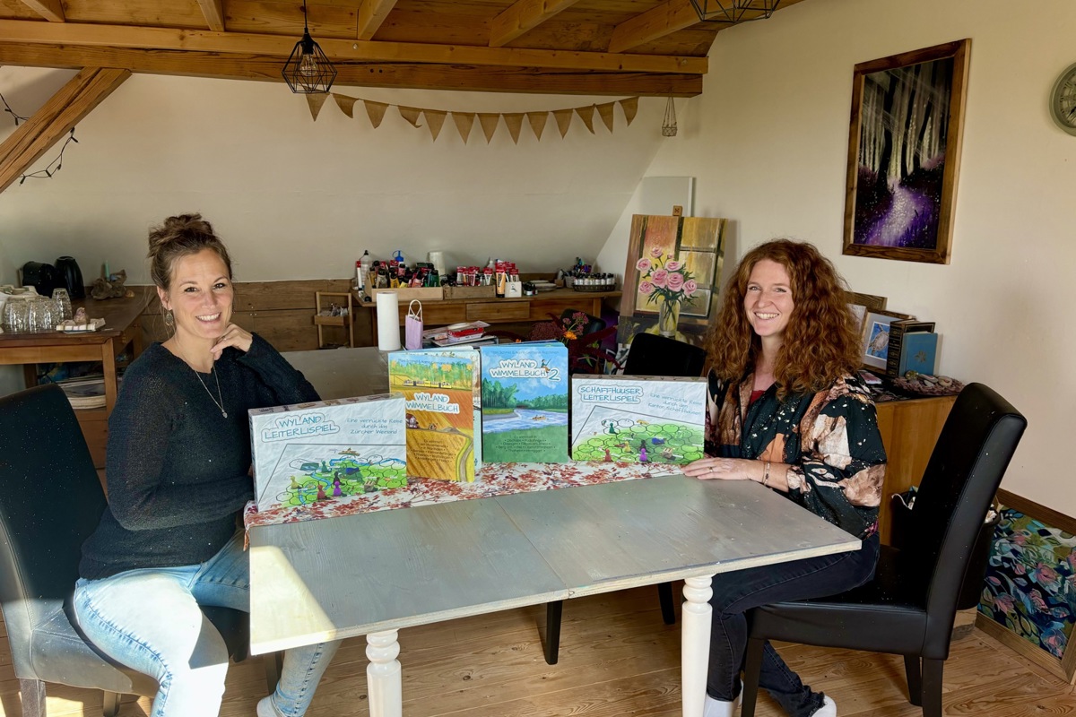 Moni Schmid und Katrin Germann-Rajchman im Atelier Pinsel Insel in Trüllikon. Neben zwei Wimmelbüchern gibt es auch ein Leiterlispiel in zwei Versionen.