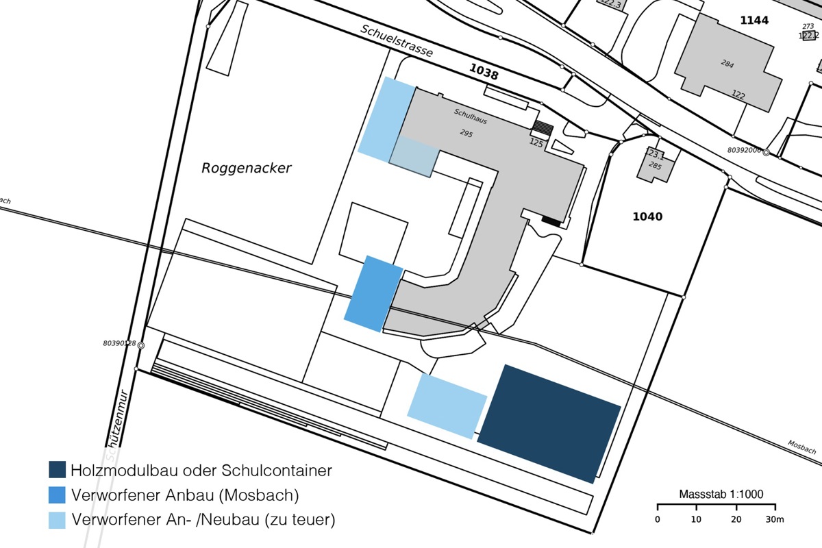 Der eingedolte Mosbach verhindert den Ausbau des Schulhauses auf der Südwestseite, Anbauten auf der Nordwestseite sind zu teuer. Hinauslaufen wird es auf einen Holzmodulbau oder Schulcontainer auf dem Parkplatz.