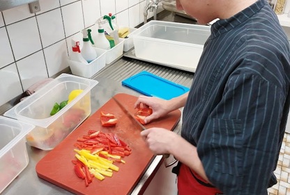 Maurus Beim Schneiden Mit Dem Messer1