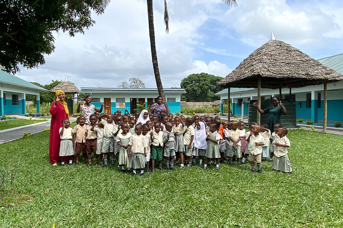 Der neue Kindergarten im kenianischen Mavueni inklusive Lehrpersonen und Kindergärtnern.