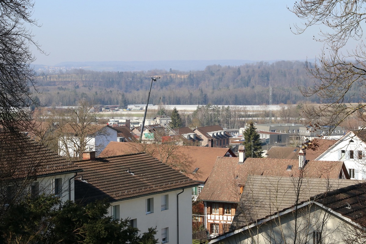 Blick auf die geplante Mobilfunkantenne hinter dem AZA-Gebäude. Sie wird im Niederfeld alles überragen.