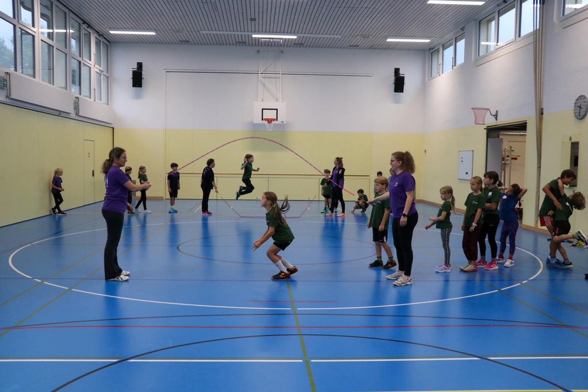 Die Damen der Rope-Skipping-Abteilung des Satus Dachsen führten die 25 Kinder in die vielfältige Welt des Seilspringens ein.