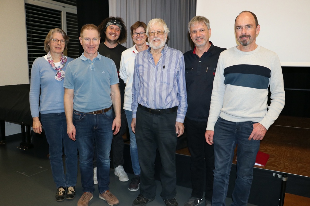 Der Naturschutzverein Dachsen und Umgebung lud Archäobotaniker Werner Schoch (gestreiftes Hemd