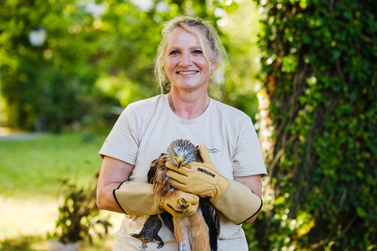 Anita Zybach hat sich in den letzten drei Monaten gut in ihre Arbeit als Leiterin der Greifvogelstation eingearbeitet.